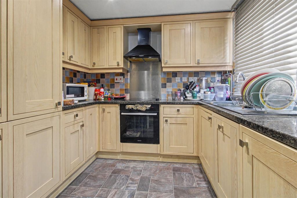 Property photo 2 of 11 Kitchen