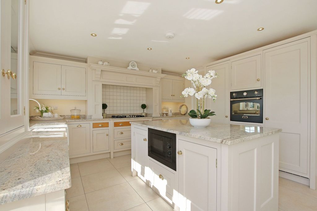 Property photo 2 of 46