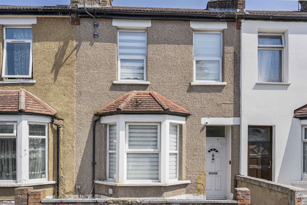 Property photo 1 of 12 Three Bedroom House In Prime Location
