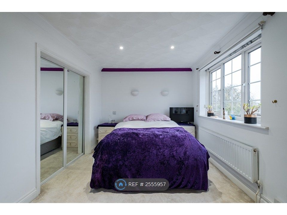 Property photo 1 of 6 Bedroom