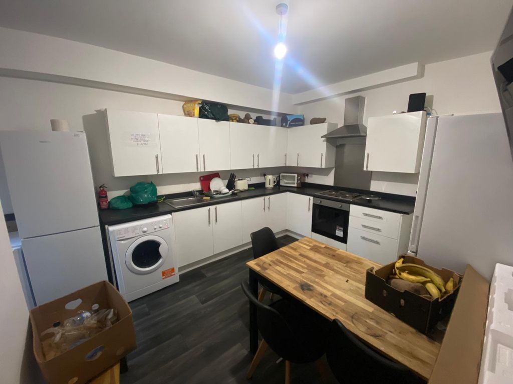 Property photo 3 of 6 Shared Kitchen