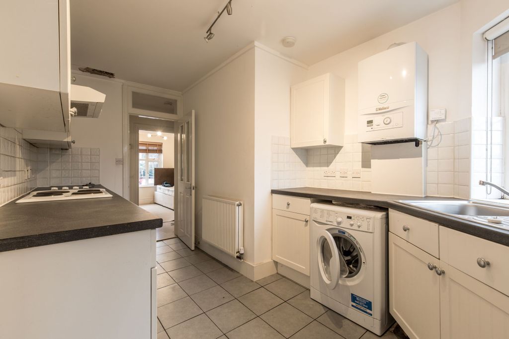 Property photo 3 of 10 Kitchen