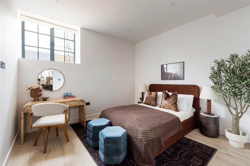 Property photo 2 of 13 Hollybush Gardens, E2