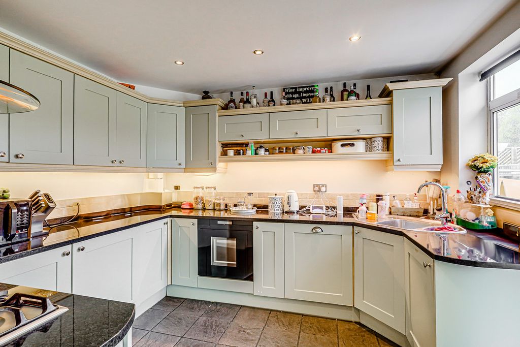 Property photo 2 of 27