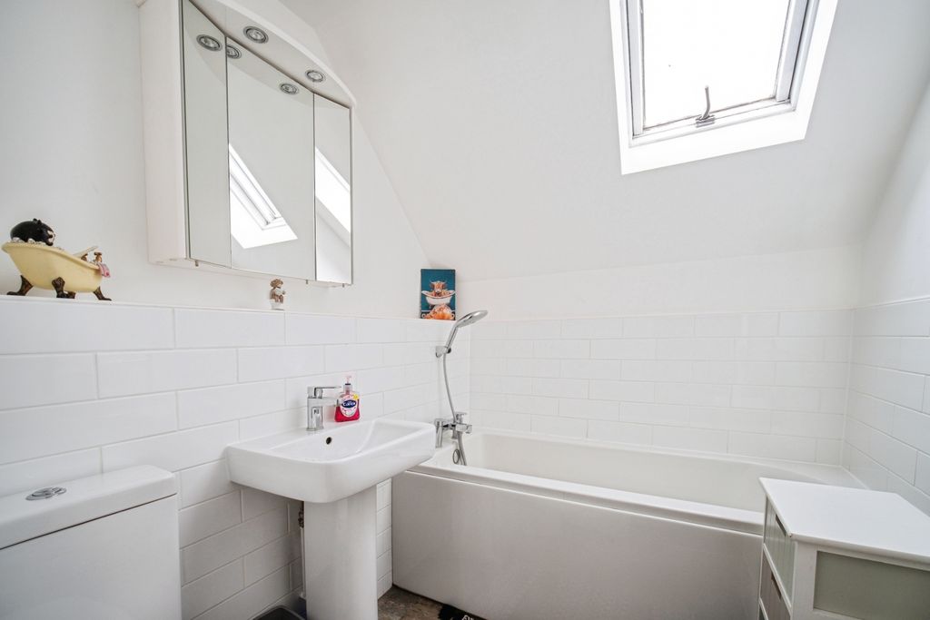 Additional image 13 of 3 bed flat for saleQueens Road, Farnborough GU14