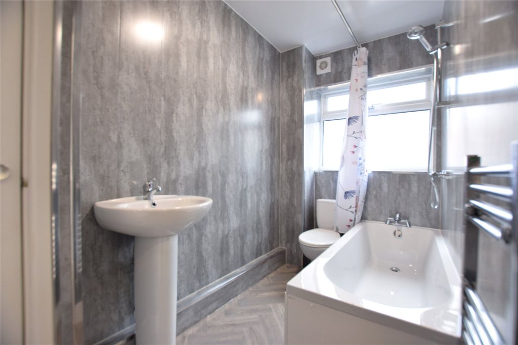 Property photo 3 of 9 Bathroom