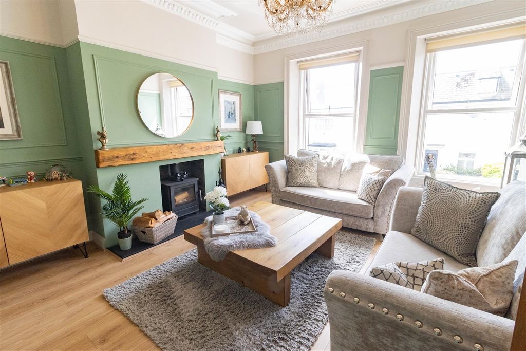 Property photo 1 of 17 Lounge