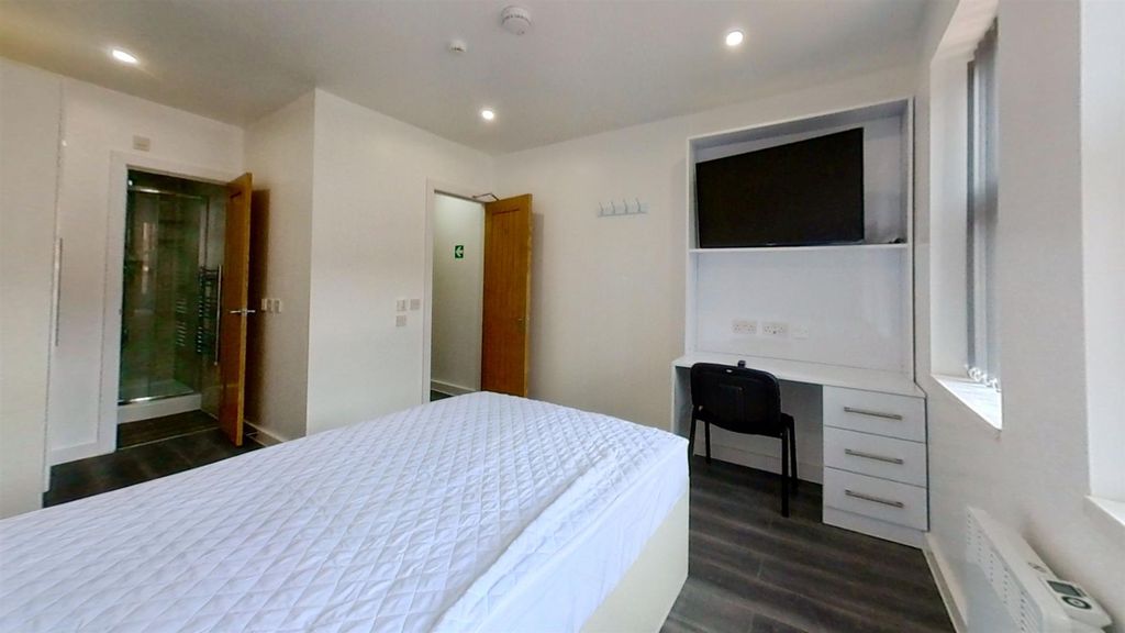 Property photo 3 of 11 47-Exeter-Road-Bedro