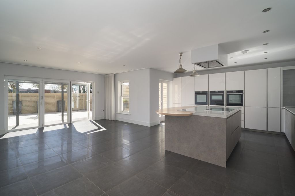 Property photo 2 of 29