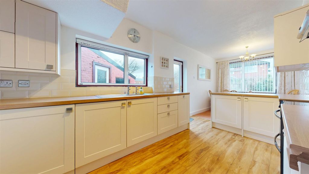 Property photo 3 of 23 Windlebrook Crescent Kitchen