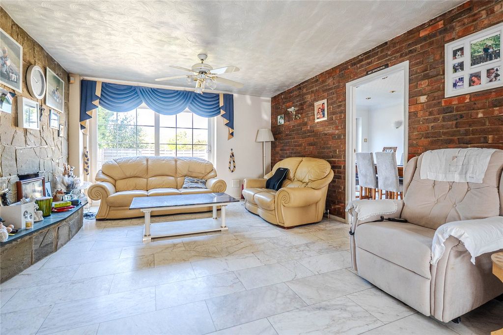 Additional image 4 of 5 bed detached house for saleSt Christophers Close, Dunstable, Bedfordshire LU5