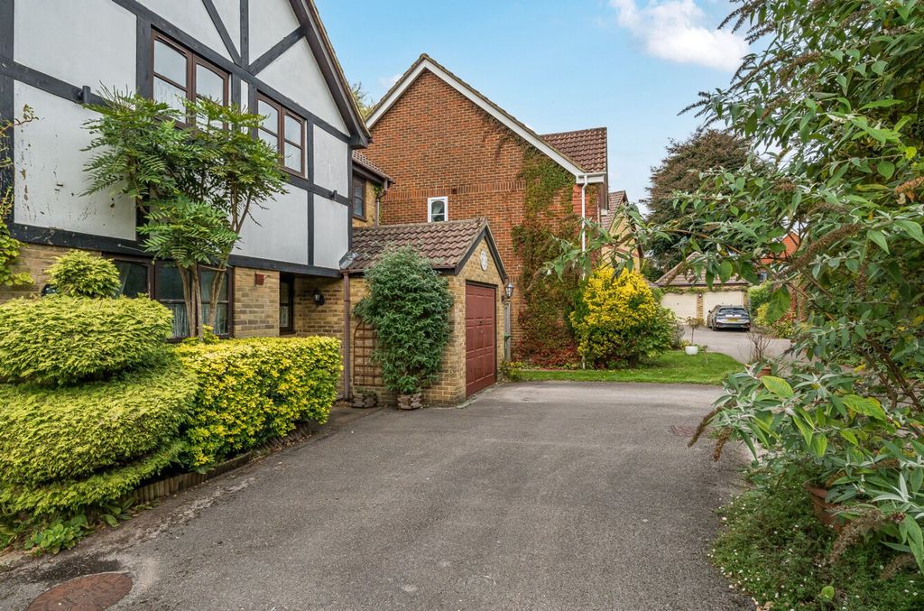 Property photo 1 of 18 Driveway