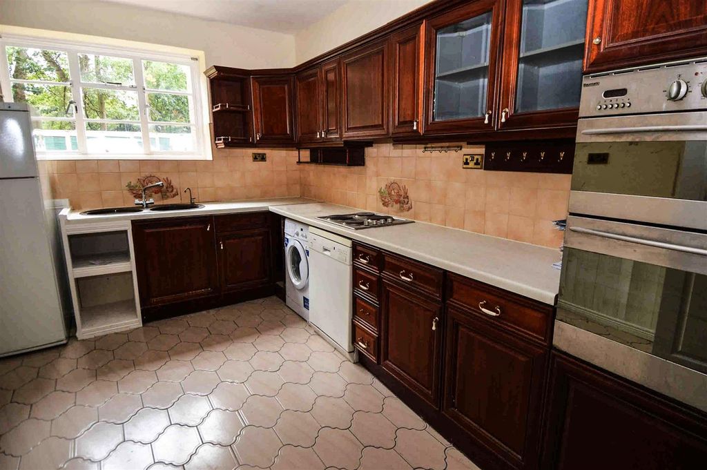 Property photo 2 of 8 Kitchen.Jpg