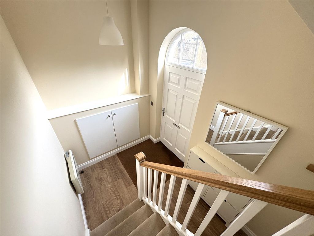 Property photo 2 of 18 Entrance Hall