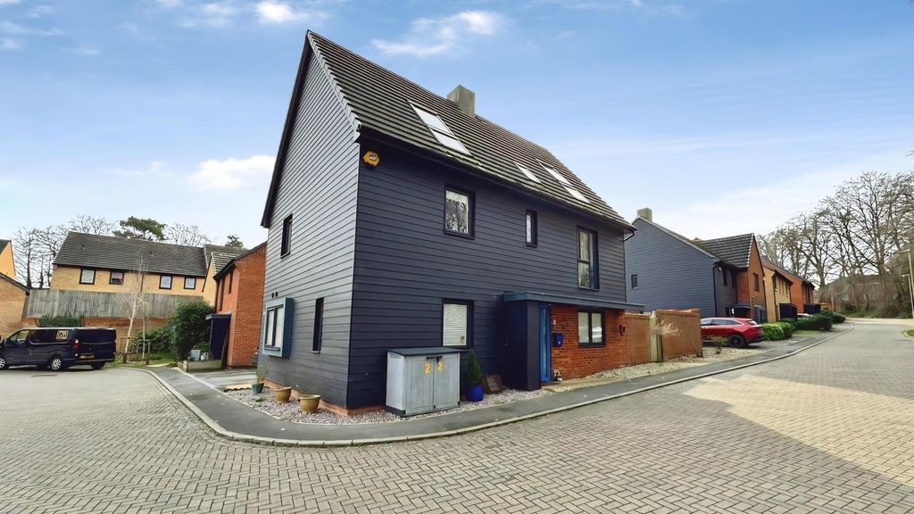 Property photo 1 of 29 Ewemove Estate Agents Basingstoke - Fairway Road