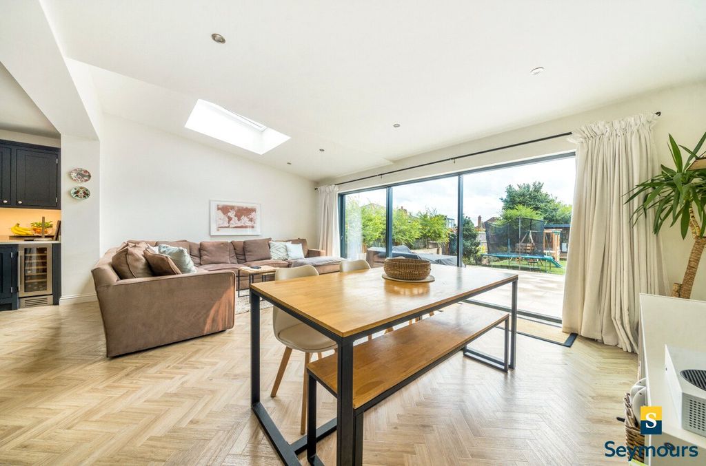 Property photo 3 of 17 Dining Area