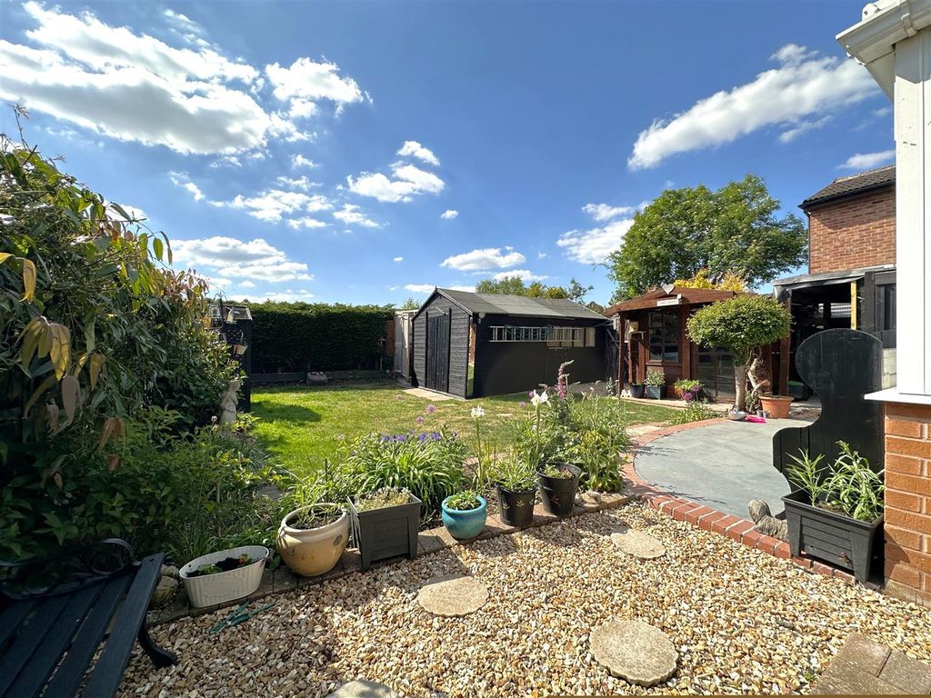 Property photo 3 of 19 Beautifully Maintained Garden 943
