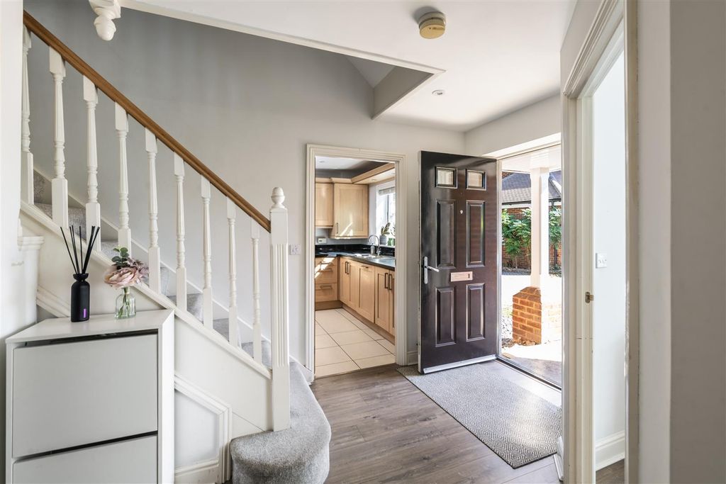 Property photo 2 of 32 2 Hamilton Close Internals More21.Jpg