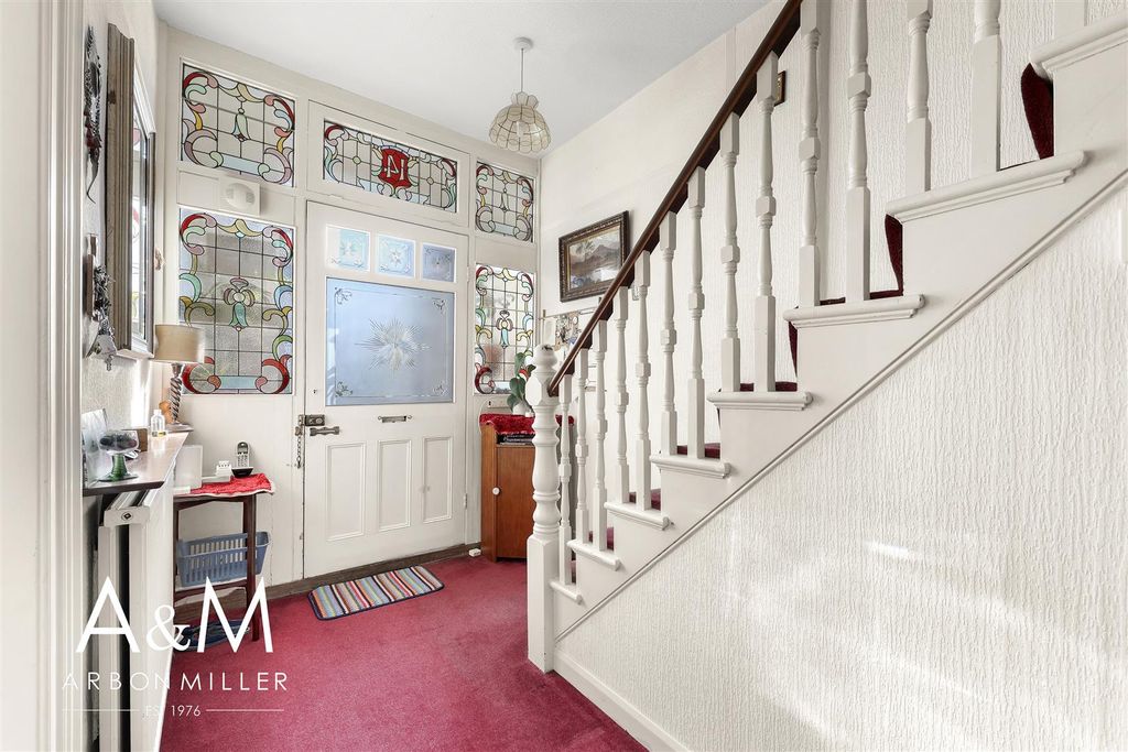 Property photo 2 of 27 Entrance Hall