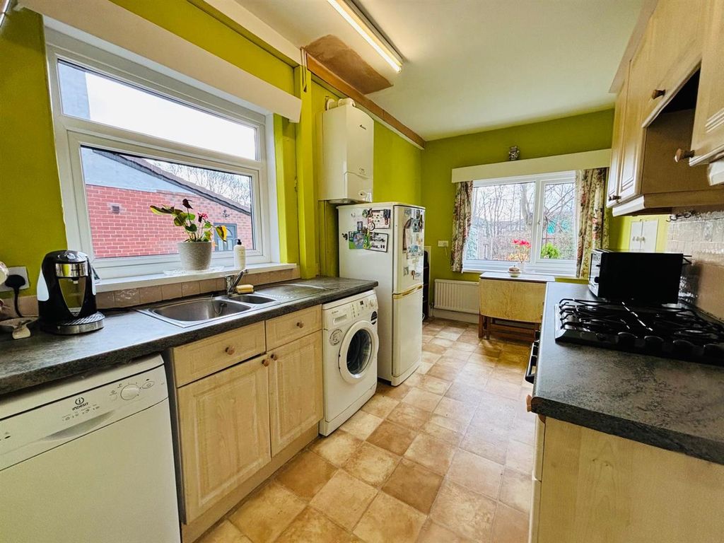 Property photo 3 of 17 Fitted Breakfast Kitchen: