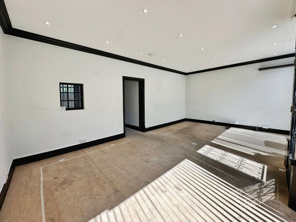 Property photo 3 of 11 Shop Space