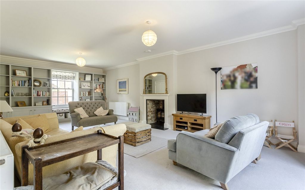 Property photo 2 of 21 Sitting Room