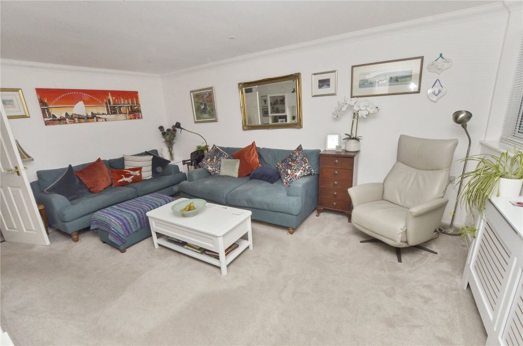 Property photo 2 of 22 Lounge