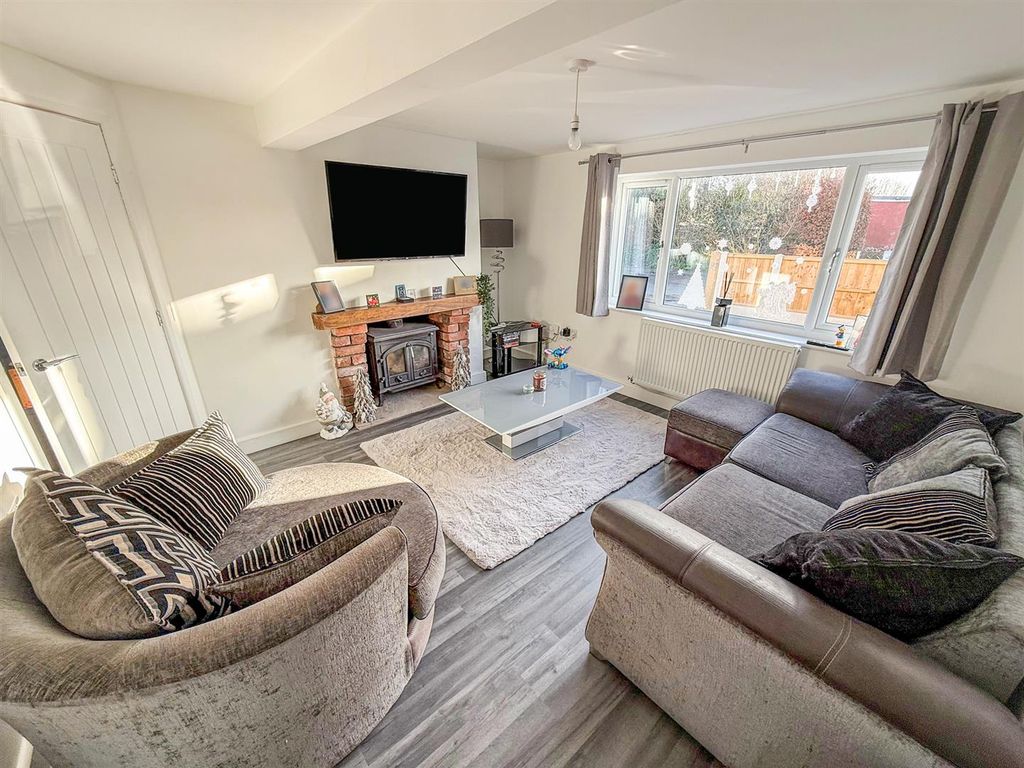 Property photo 2 of 15 Lounge