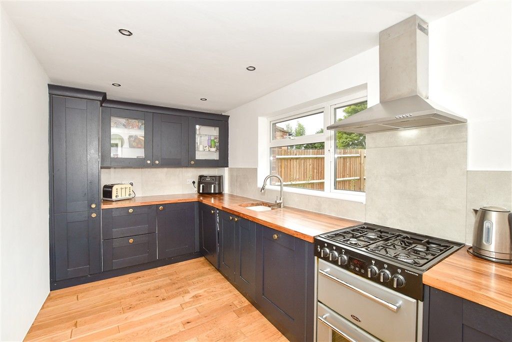 Property photo 3 of 11 Kitchen