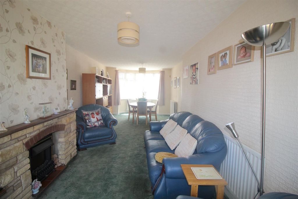 Property photo 3 of 11 Lounge