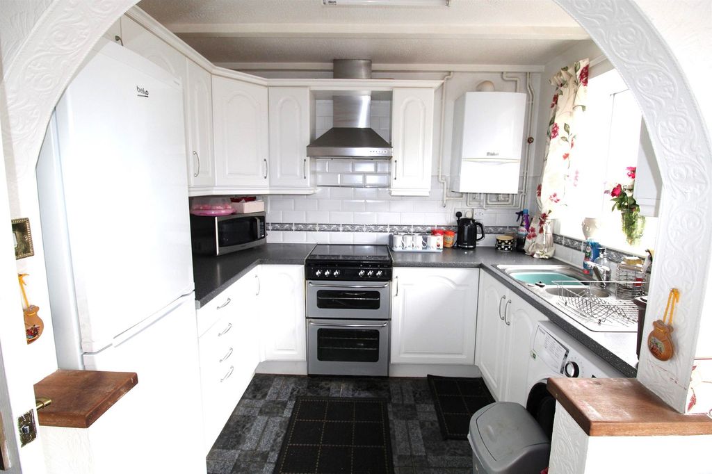 Property photo 3 of 17 Kitchen Area