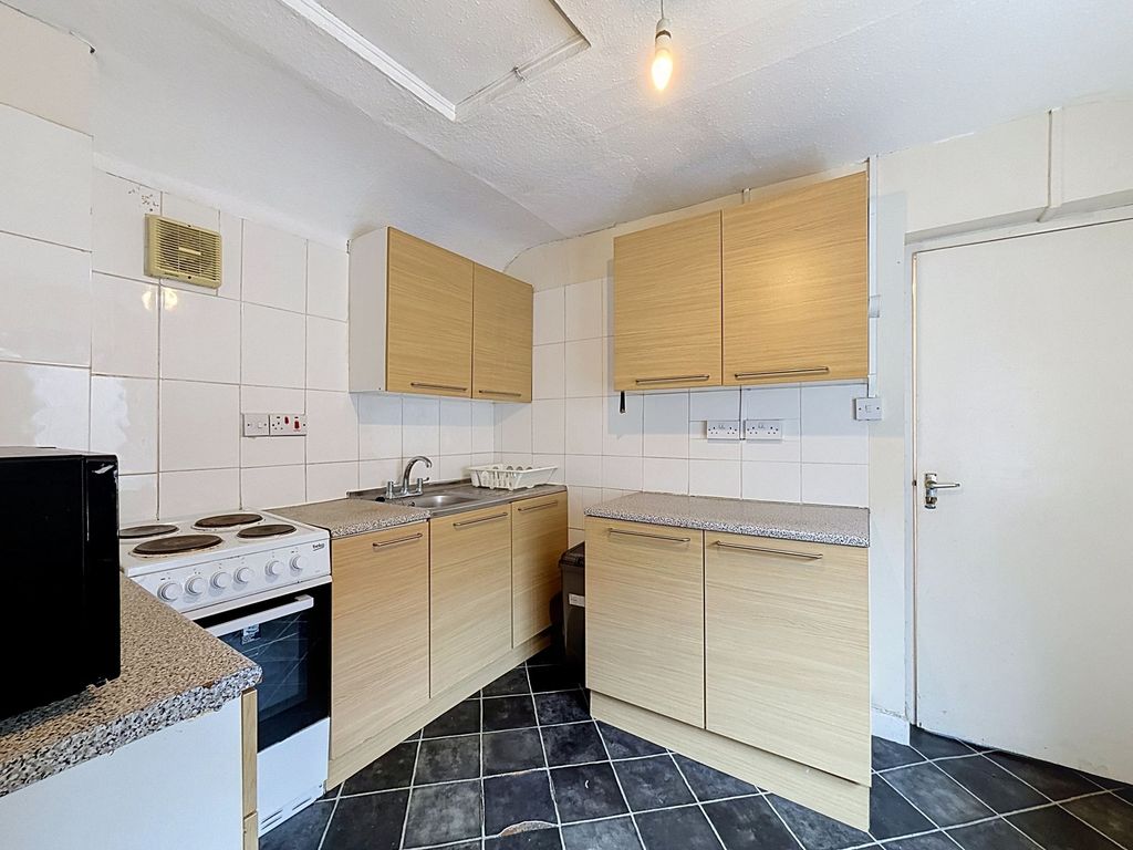 Property photo 2 of 10 Kitchen