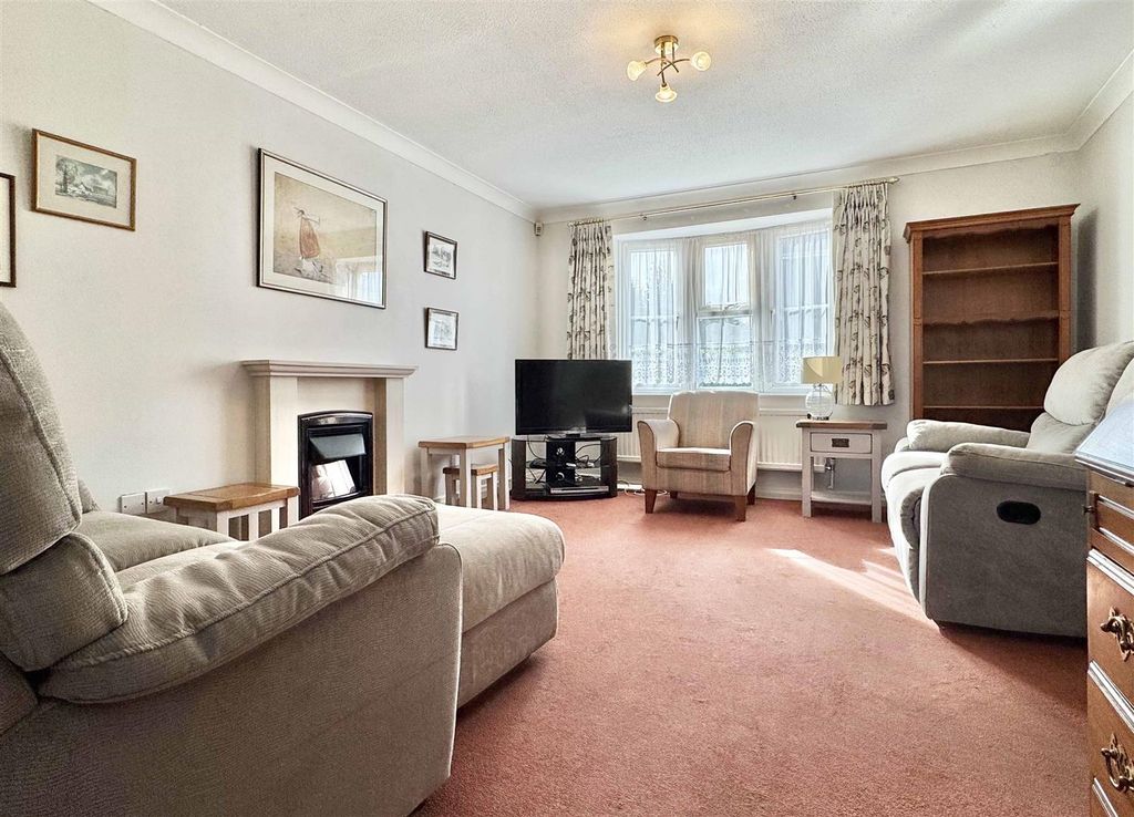 Property photo 2 of 23 Lounge B.Jpg