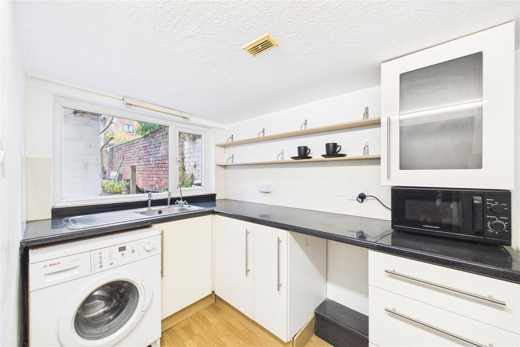 Property photo 2 of 6 Picture No. 12