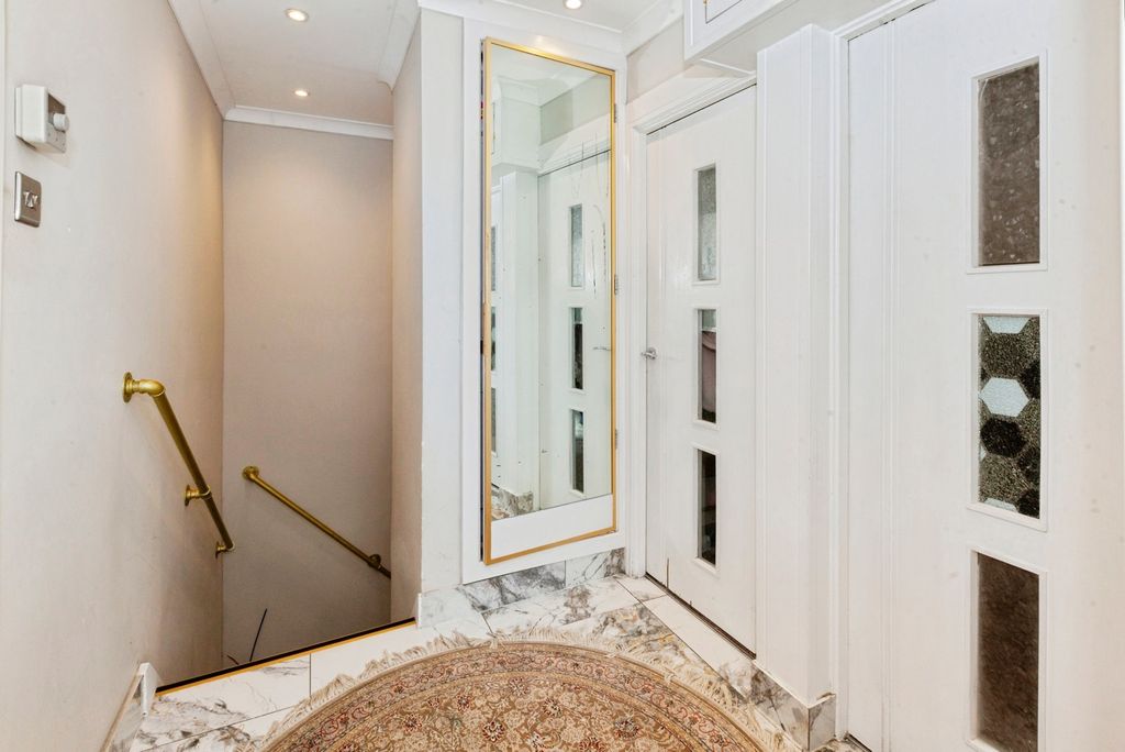 Property photo 3 of 16 Entrance Hall