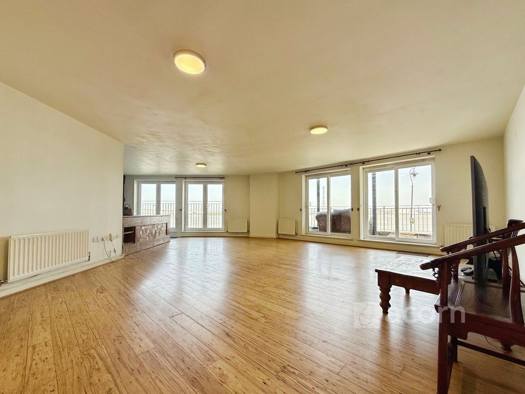 Property photo 2 of 12 4E437712--4B89-92...