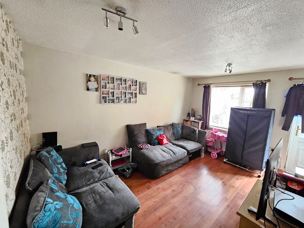 Property photo 3 of 4 Living Room