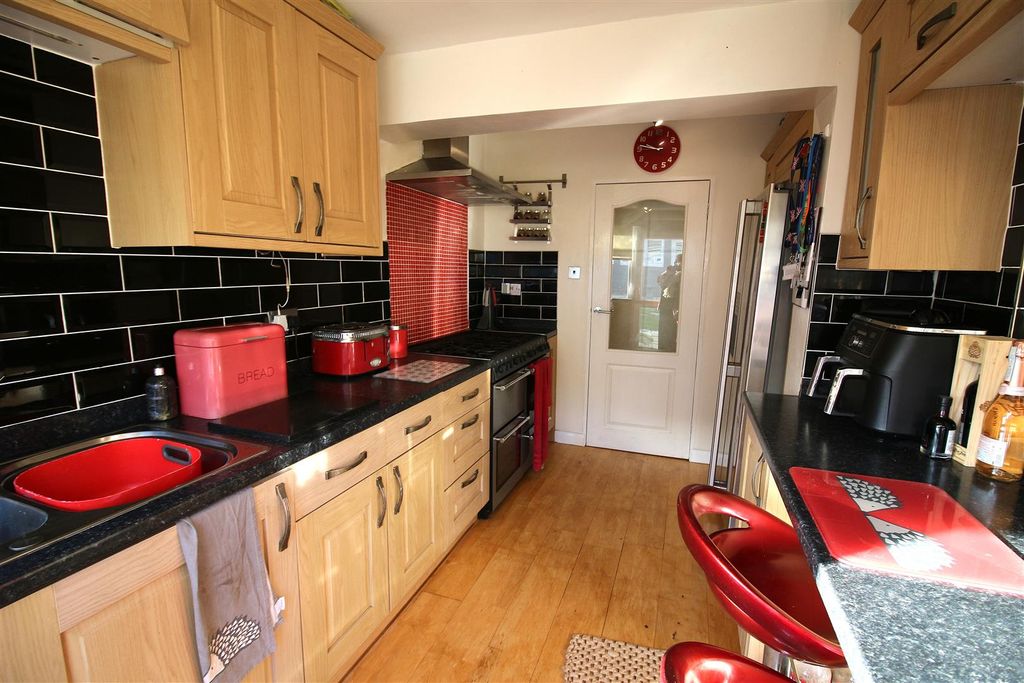 Property photo 3 of 25 Kitchen