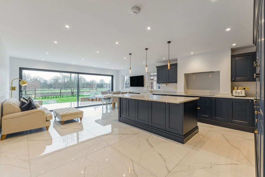 Property photo 3 of 25