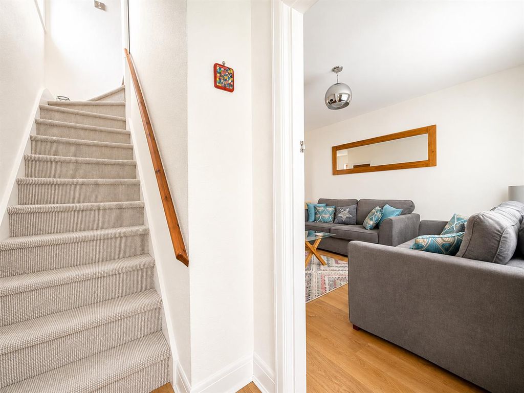 Property photo 3 of 14 Hallway
