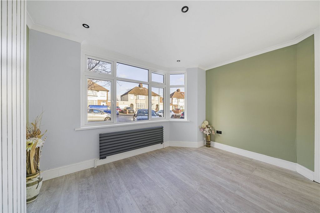 Property photo 2 of 22 Lounge