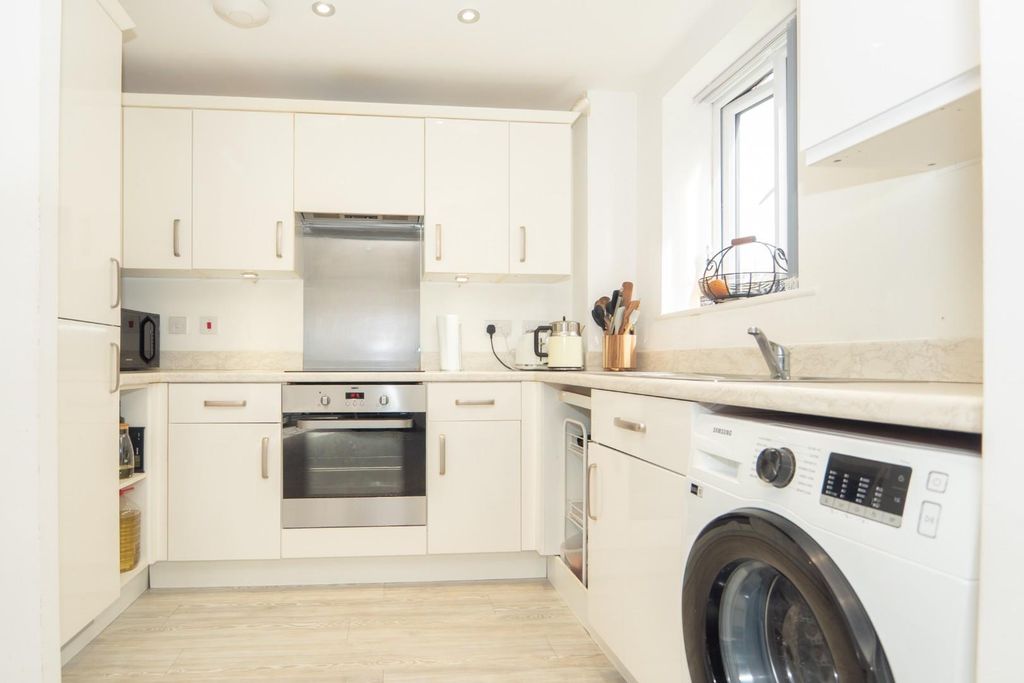 Property photo 3 of 16 Kitchen