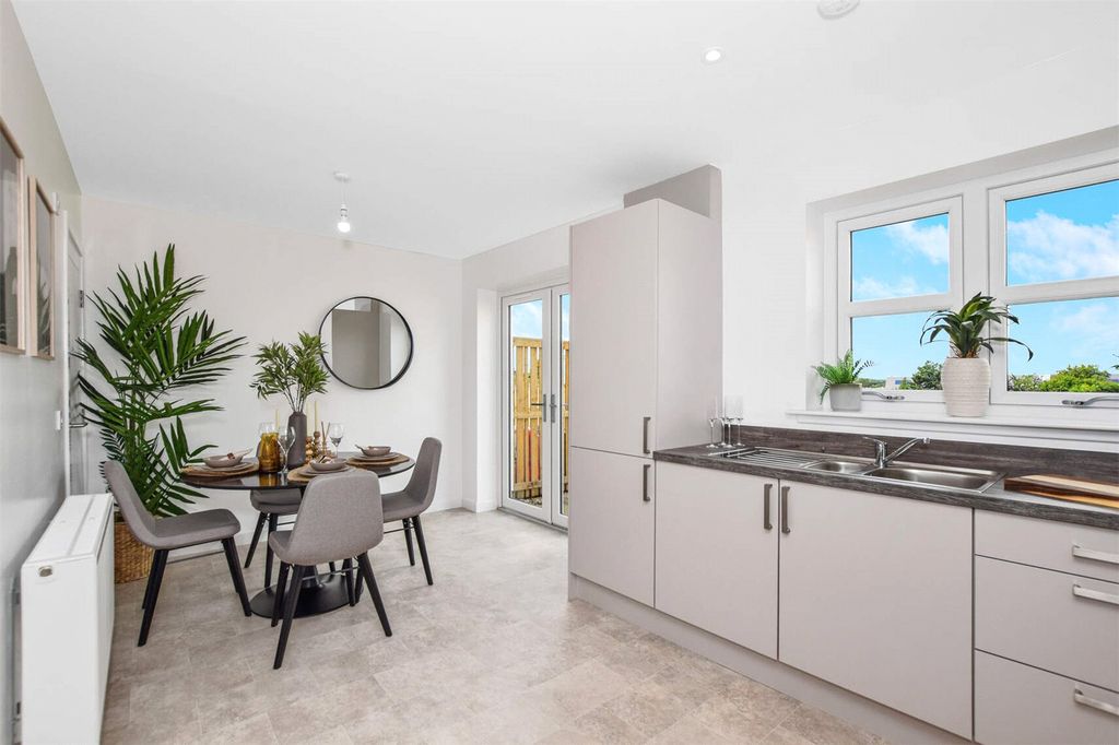 Property photo 2 of 21 Dining Kitchen
