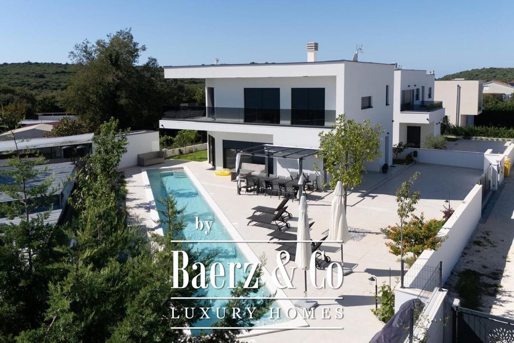 Property photo 2 of 31