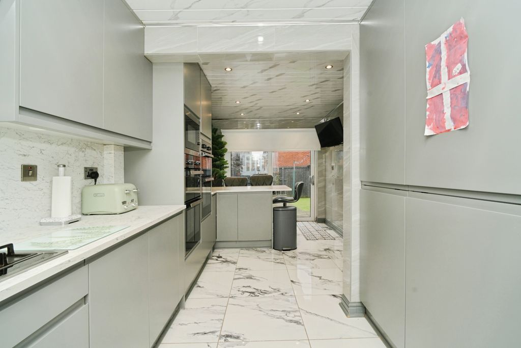 Property photo 3 of 14 Kitchen