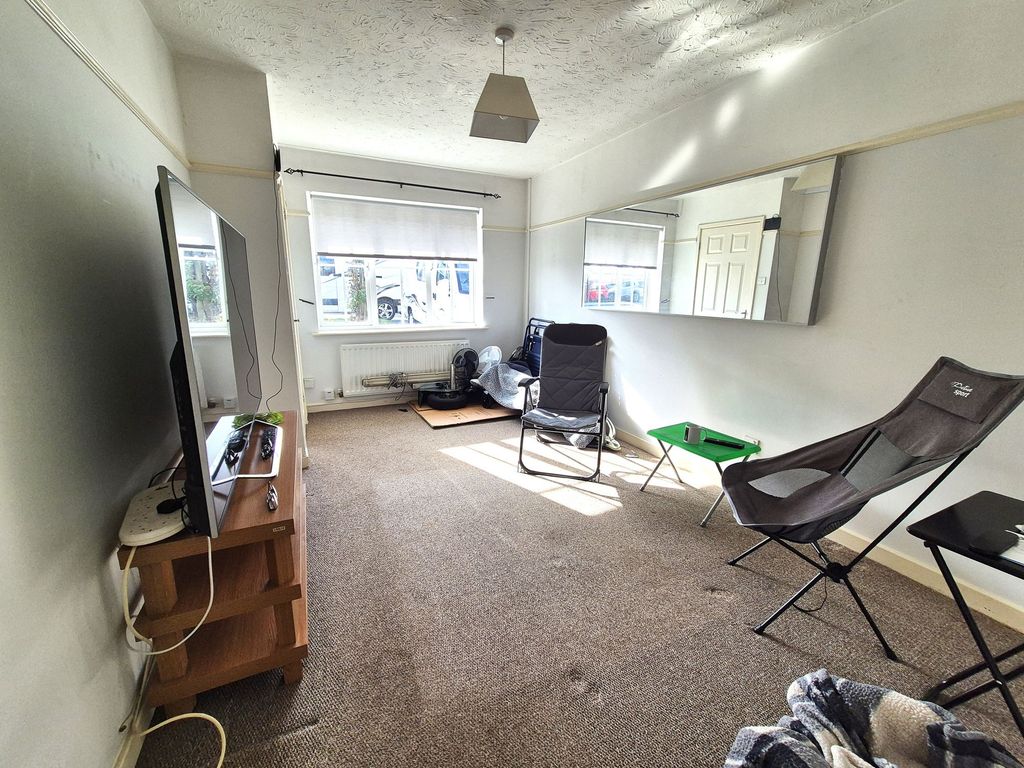 Property photo 3 of 11 Lounge