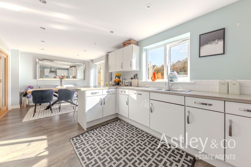 Property photo 2 of 18 Kitchen