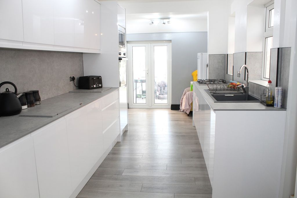 Property photo 3 of 14 Fitted Kitchen