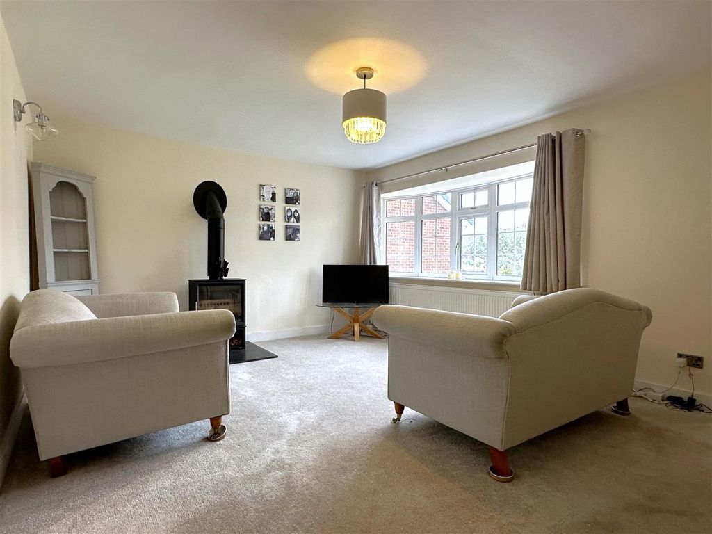 Property photo 2 of 19 Large Living Room 484
