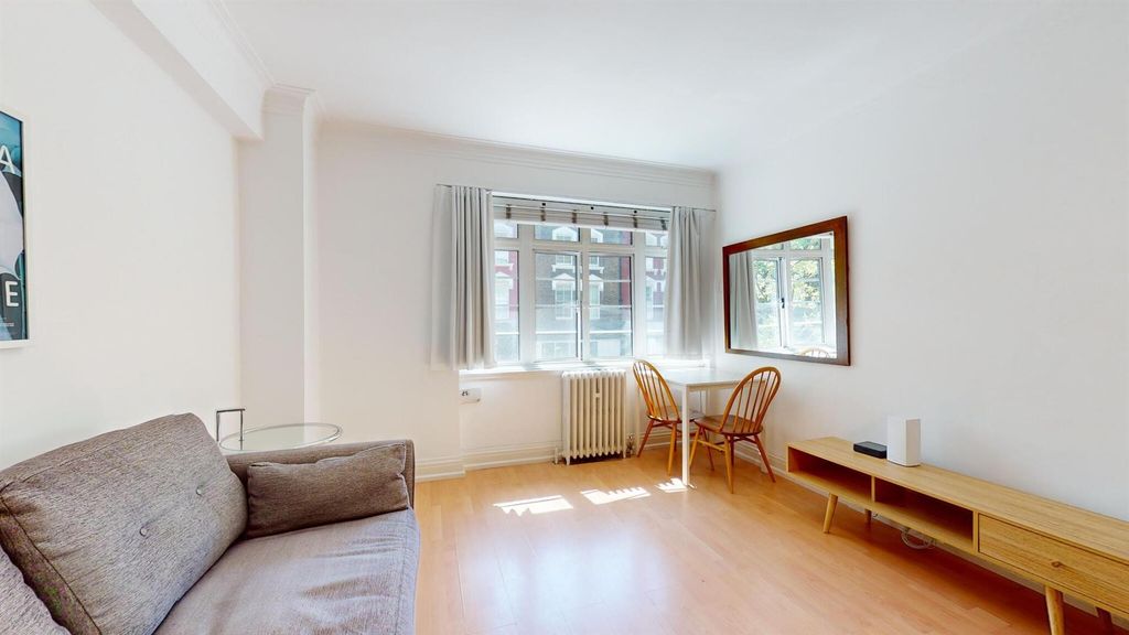 Property photo 3 of 10 33Redcliffe Closeliving6.Jpg